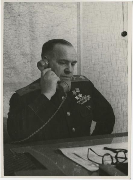 Георгий Жуков у телефонного аппарата, 1944 - 1945