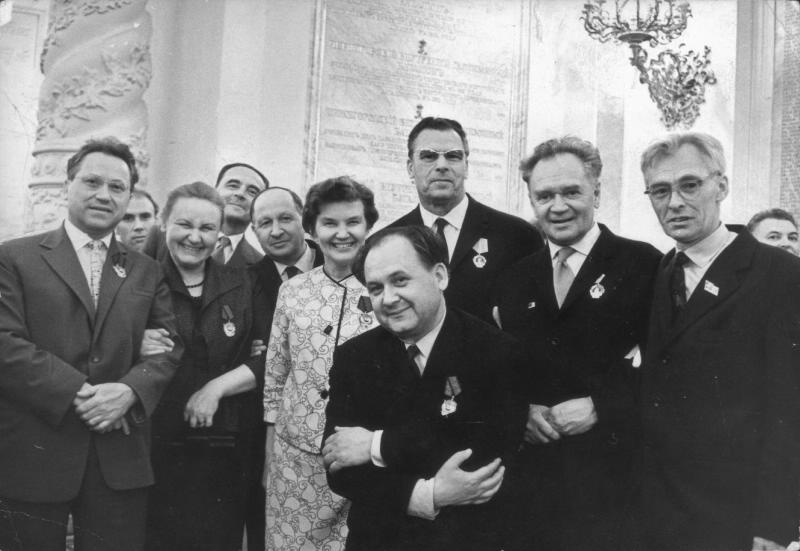 Групповой портрет в Большом Кремлевском дворце, 1960-е, г. Москва. Крайний справа – фотограф Сергей Коршунов.