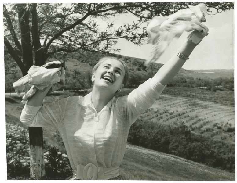 Молдаванка, 1960-е. Выставки:&nbsp;«Не забывайте радовать людей улыбкой»,&nbsp;«Лучшие девушки Советского Союза» с этой фотографией.