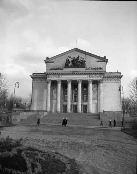 Театр имени Моссовета, 1950-е, г. Москва. В 1947–1959 годах в здании располагался Театр имени Моссовета, в 1960-е – «Телевизионный театр», в 1980-е – Дворец культуры МЭЛЗ, сейчас это театрально-концертный зал «Дворец на Яузе».