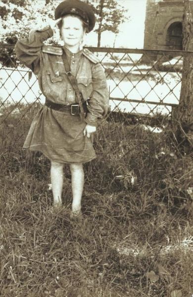 Мальчик в военной форме, 1950-е, Сахалинская обл., о. Кунашир, пгт. Южно-Курильск