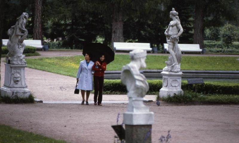 В парке, 1983 год, Ленинградская обл., г. Пушкин. Государственный музей-заповедник «Царское Село».
