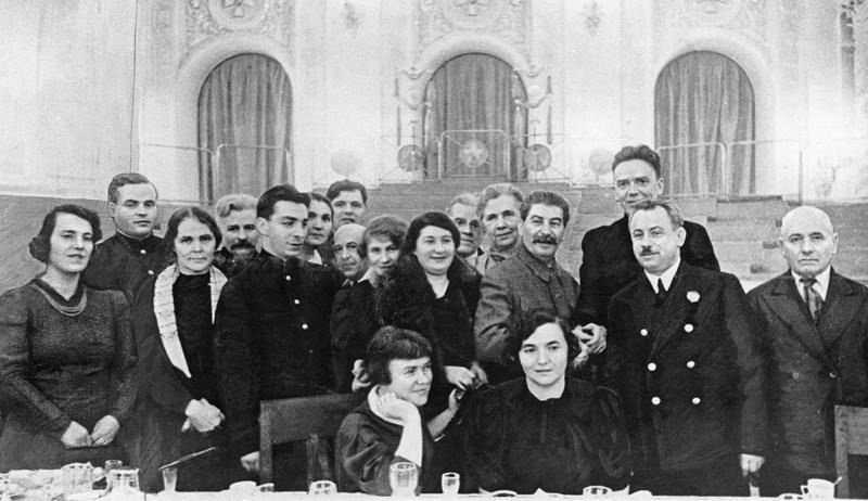 Евгений Федоров, Петр Ширшов, Эрнст Кренкель и Иван Папанин на встрече с Иосифом Сталиным в Кремле, 1938 год, г. Москва