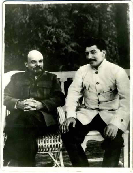 Владимир Ленин и Иосиф Сталин, 1922 год, Московская губ., пос. Горки. Авторство снимка приписывается М. И. Ульяновой.Видеовыставка «Смерть Ленина» с этой фотографией.