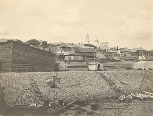 Саратов, 1912 год, Саратовская губ., г. Саратов. На заднем плане –&nbsp;Нерукотворно-Спасская церковь. Была заложена на «пространном путейном месте за Царицынскими воротами» в 1768 году и освящена 16 (27) октября 1770 года (по другим сведениям храм был построен в 1767 году, а освящен в 1775 году). 25 мая (5 июня) 1786 года была заложена колокольня. Церковь была закрыта 26 сентября 1932 года, после чего здание разрушили. На его месте позже был построен институт травматологии и ортопедии, а от комплекса зданий сохранилась только открытая в 1911 году за престолом храма Сергиевская (Миловидовская) богадельня.Выставка «Путешествие в Саратов» с этой фотографией.