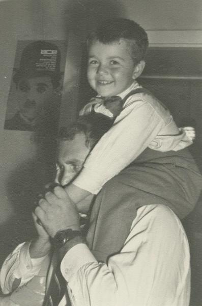 Писатель Василий Аксенов с сыном Алексеем, 1964 год. Выставка «Сыновья» и видео «Василий Аксенов» с этой фотографией.