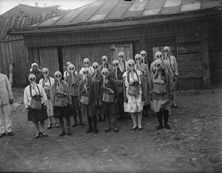 Группа девочек в противогазах, 1925 - 1939, г. Москва. Из архива семьи Раутенштейнов.Выставка «Обыкновенный противогаз» с этой фотографией.