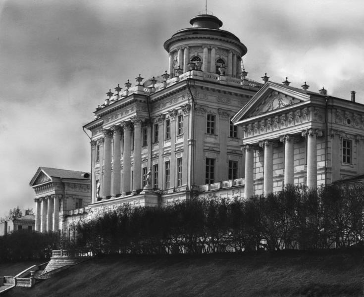 Пашков дом, 1970-е, г. Москва. Построен в 1786 году. Архитектор Василий Баженов. С 1961 по 1990 года Моховая улица была частью проспекта Маркса.