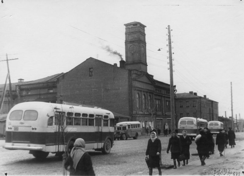 
    Фото Угол улицы Ленина и Советского проспекта, ноябрь 1954, г. Череповец и Череповецкий район - История России в фотографиях
