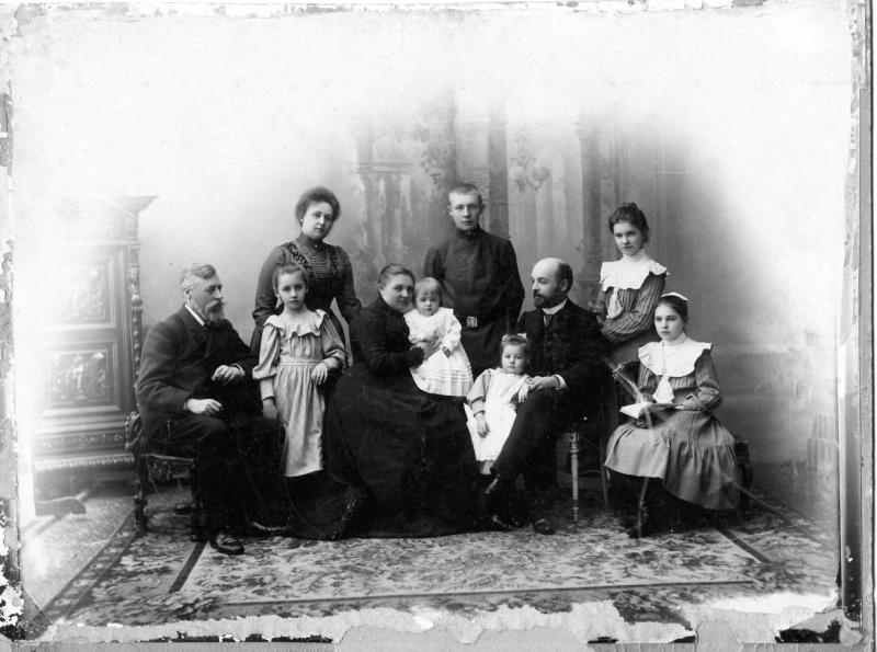 Групповой портрет семьи, 1910-е