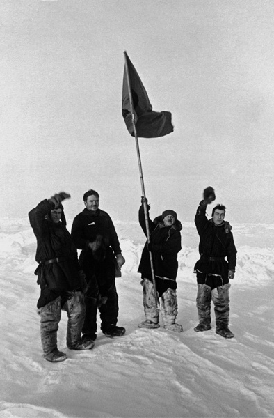 Поднятие флага СССР на Северном полюсе, 6 июня 1937, Северный полюс. Слева направо: Эрнст Кренкель, Петр Ширшов, Иван Папанин, Евгений Федоров.Выставка «20 фотографий 1937 года» с этим снимком.