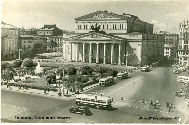 Большой театр, 1952 год, г. Москва. В 1991 году площади возвращено историческое название – Театральная.