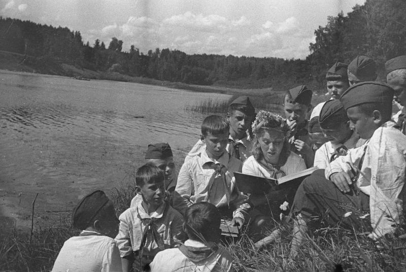 Дети с пионервожатой на берегу реки, 1945 год, Московская обл.