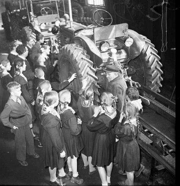 Конвейер тракторного завода, 1953 - 1955, г. Владимир. Школьники на экскурсии на тракторном заводе.
