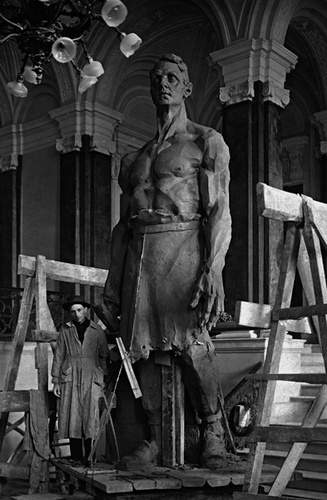 Скульптор Михаил Блох у статуи «Великий металлист», 1918 год, г. Петроград