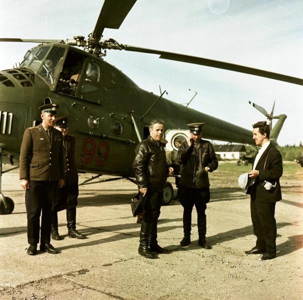 Вертолетчики после полета над Ленинградом, среди них подполковник Быстров, 1961 - 1969, г. Ленинград