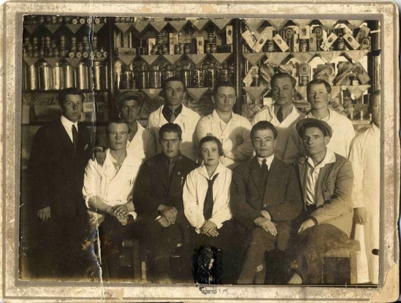 Групповой портрет сотрудников продовольственного магазина, 1920-е