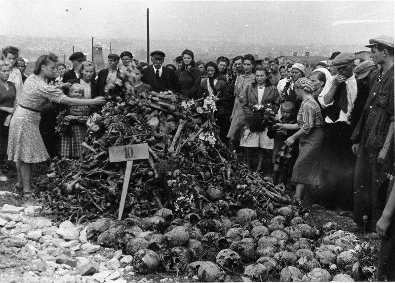 Люди возлагают венки на останки людей, замученных в лагере смерти Майданек, 1945 год, Польша, г. Люблин. Выставка «Лагерь смерти Майданек» с этой фотографией.