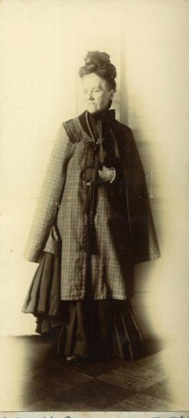 Женшина в темном платье, 1907 год