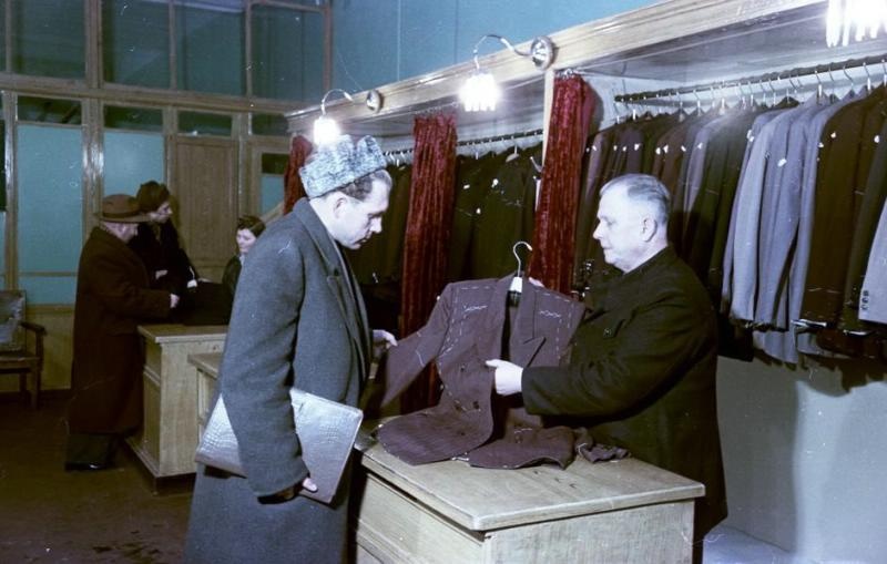 Ателье по подгонке костюмов при магазине, 1955 - 1959, г. Москва
