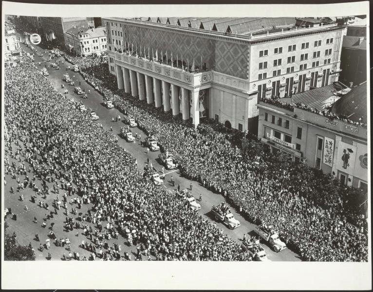 VI Всемирный фестиваль молодежи и студентов в Москве, 28 июля 1957 - 11 августа 1957, г. Москва. Выставка «Москва праздничная» с этой фотографией.