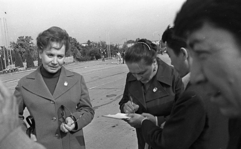 Актрисы Лидия Смирнова и Нонна Мордюкова, 1976 год, г. Москва. Нонна Мордюкова (справа) дает автограф.Выставка «Театралы» с этой фотографией.