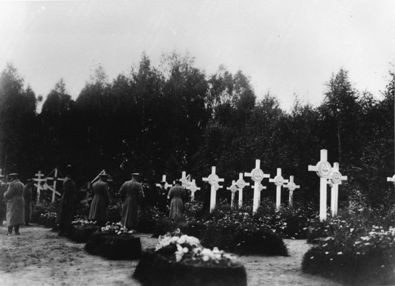 Николай II на братском кладбище в Могилеве, 1916 год, Могилевская губ., г. Могилев