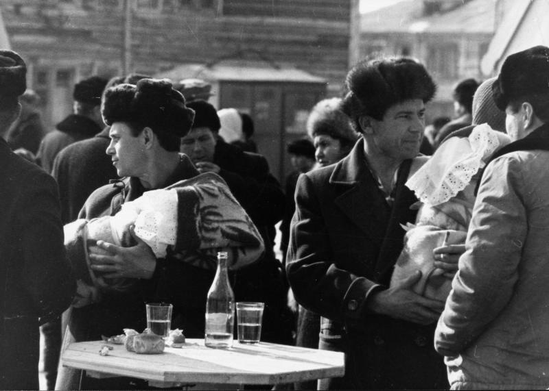 «Отцы», 1970-е. Выставки «Помощники чуду»,&nbsp;«В Союзе с водкой»&nbsp;и «In vino / pivo / vodka veritas...» с этой фотографией. 