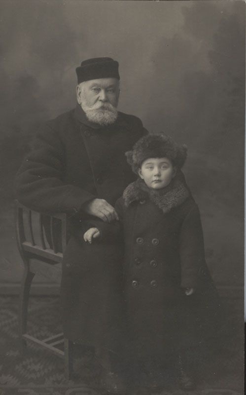 Портрет инженера Константина Алексеевича Зворыкина с сыном Олегом, 1927 год