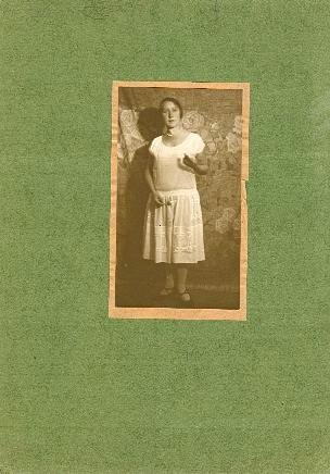 Портрет девушки в белом платье, 1920 год