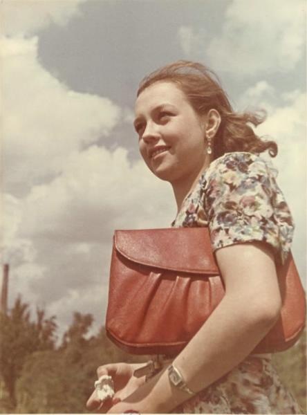 Студентка, 1953 - 1955. Выставки&nbsp;«10 модных фотографий: 1950-е»,&nbsp;«Мода ХХ века в 100 фотографиях»,&nbsp;«Мода в СССР: летние платья 1950–1970-х» с этим снимком.