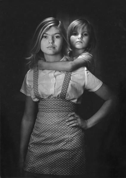 «Сестрички», 1975 год, г. Москва. Выставки&nbsp;«10 модных фотографий: 1970-е»&nbsp;и «Мода ХХ века в 100 фотографиях» с этим снимком.