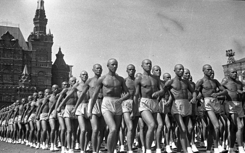 Физкультурный парад на Красной площади, 1938 год, г. Москва. Выставки: «Витрина режима», «Физкультурные парады» с этой фотографией.