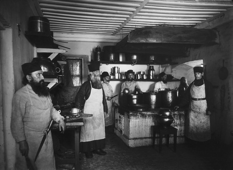 Приготовление пищи в монастырской кухне Коневского монастыря, 1900-е, г. Санкт-Петербург. Выставка «Хлопоты на кухне» с этой фотографией.
