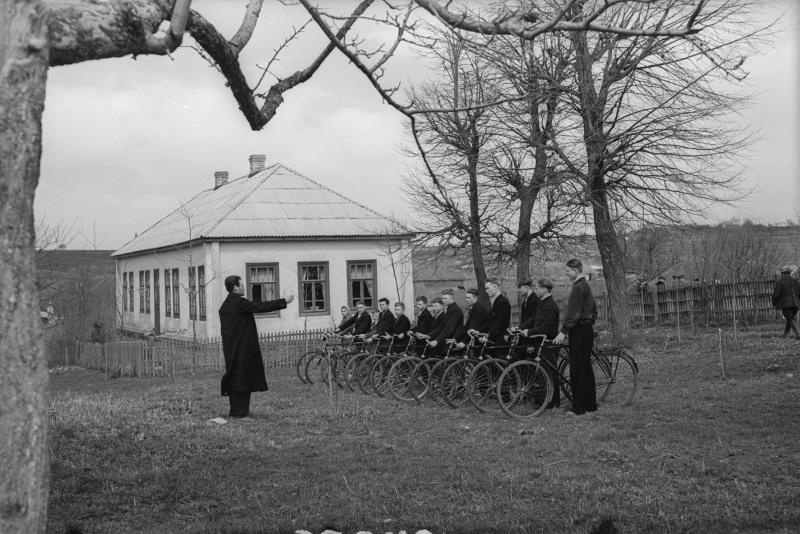 Велосипедисты, 1950-е, Курская обл., Рыльский р-н, дер. Сухая. Выставка «Россия целиком» с этой фотографией.&nbsp;