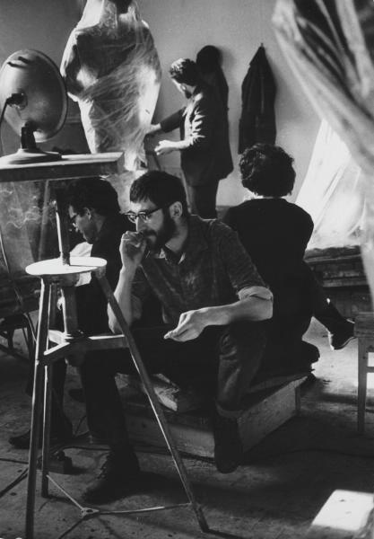 Студенты 5-го курса отделения архитектурно-декоративной пластики, январь 1969, г. Москва. Из серии «МВХПУ, бывшее Строгановское училище».
