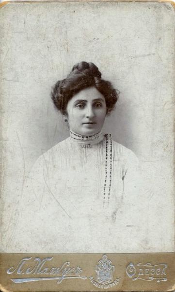 Портрет женщины в светлом платье с вышивкой, 1904 год, Херсонская губ., Одесский у., г. Одесса