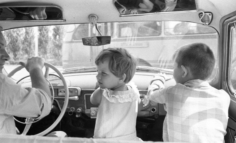 Папа и дети в машине, 1967 год, Волгоградская обл., г. Волжский. Выставка «Мужской день» с этой фотографией.