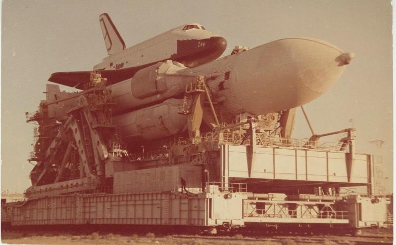 Космический корабль «Буран» с ракетой на пути к стартовой площадке, 1980-е. Выставка «Яркие восьмидесятые: СССР на пороге перемен» с этой фотографией.&nbsp;