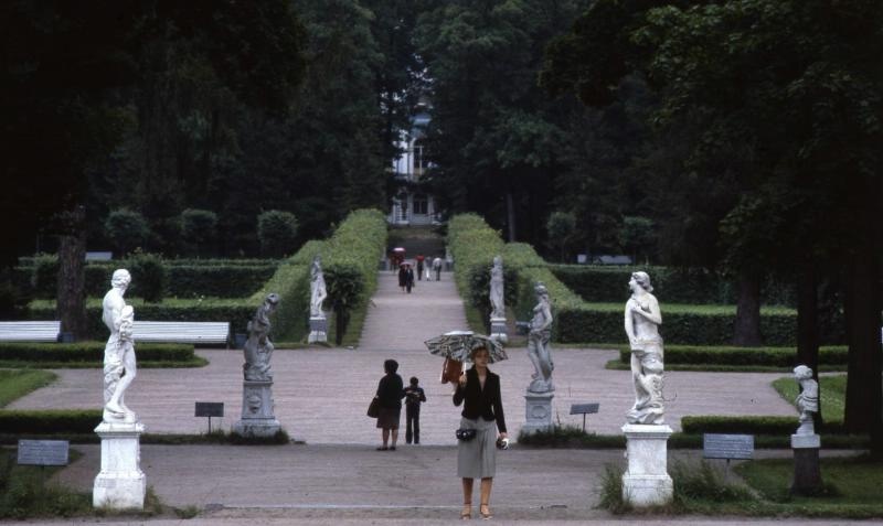 Посетители в партерной части Екатерининского парка, 1983 год, Ленинградская обл., г. Пушкин