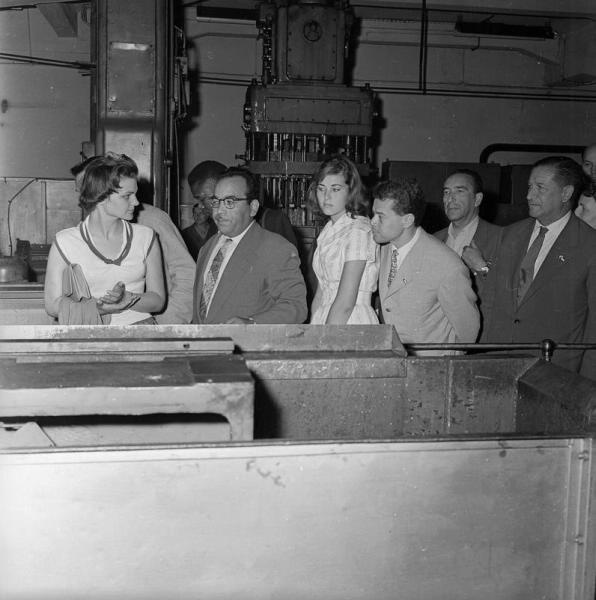 Участники I Московского международного кинофестиваля на экскурсии на заводе, 3 - 17 августа 1959, г. Москва