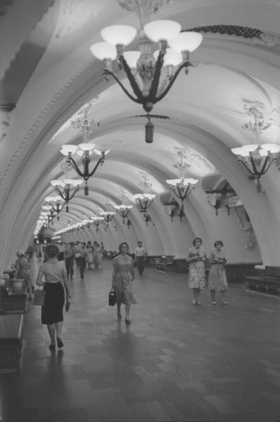 Пассажиры в центральном зале станции «Арбатская» Арбатско-Покровской линии Московского метрополитена, 1959 - 1962, г. Москва