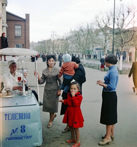 У тележки с газированными напитками, 1959 год, Бурятская АССР, г. Улан-Удэ