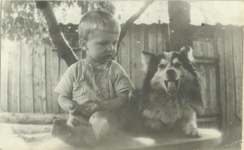 Мальчик с собакой, 1940-е