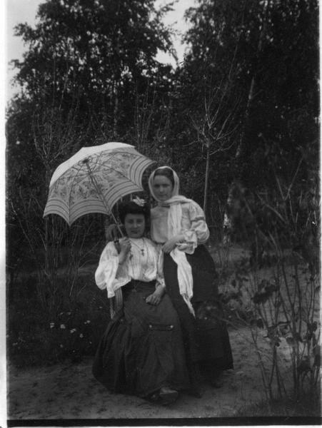 Две дамы в парке, 1910-е