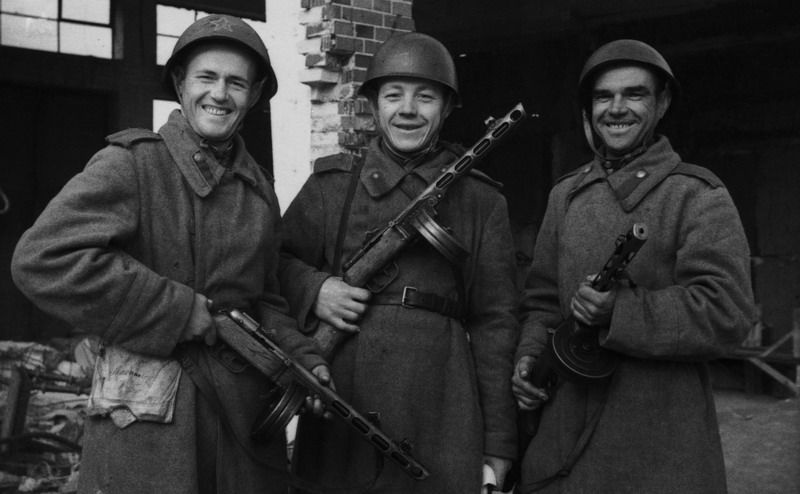 Солдаты, 1945 год, г. Кенигсберг. Выставки «Победители»&nbsp;и «Приказ фотографироваться» с этим снимком. 
