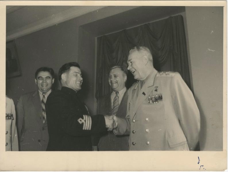«Михаила Девятаева приветствует маршал Константин Вершинин», 1950-е