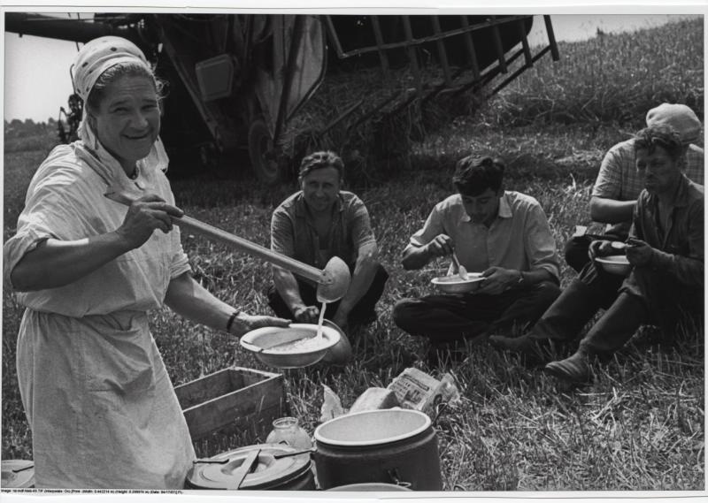 Обед в поле. Из серии «Хлеб наш насущный», 1972 год. Выставка «Суп насущный» с этой фотографией.
