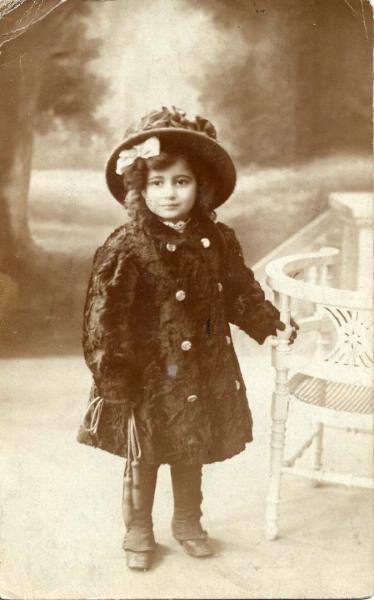 Портрет девочки в шубке и шляпке, 1910 - 1917. Видеолекция «Макс Альперт. "Восстановление фактов"» с этой фотографией.