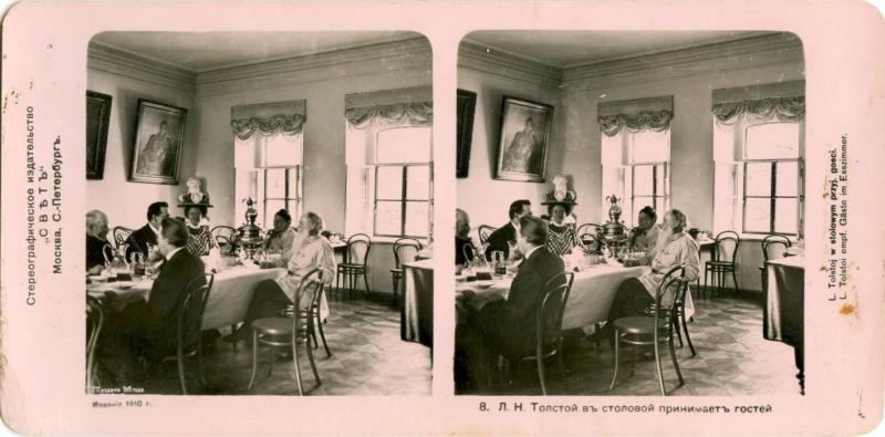 Лев Толстой в столовой принимает гостей, май 1908